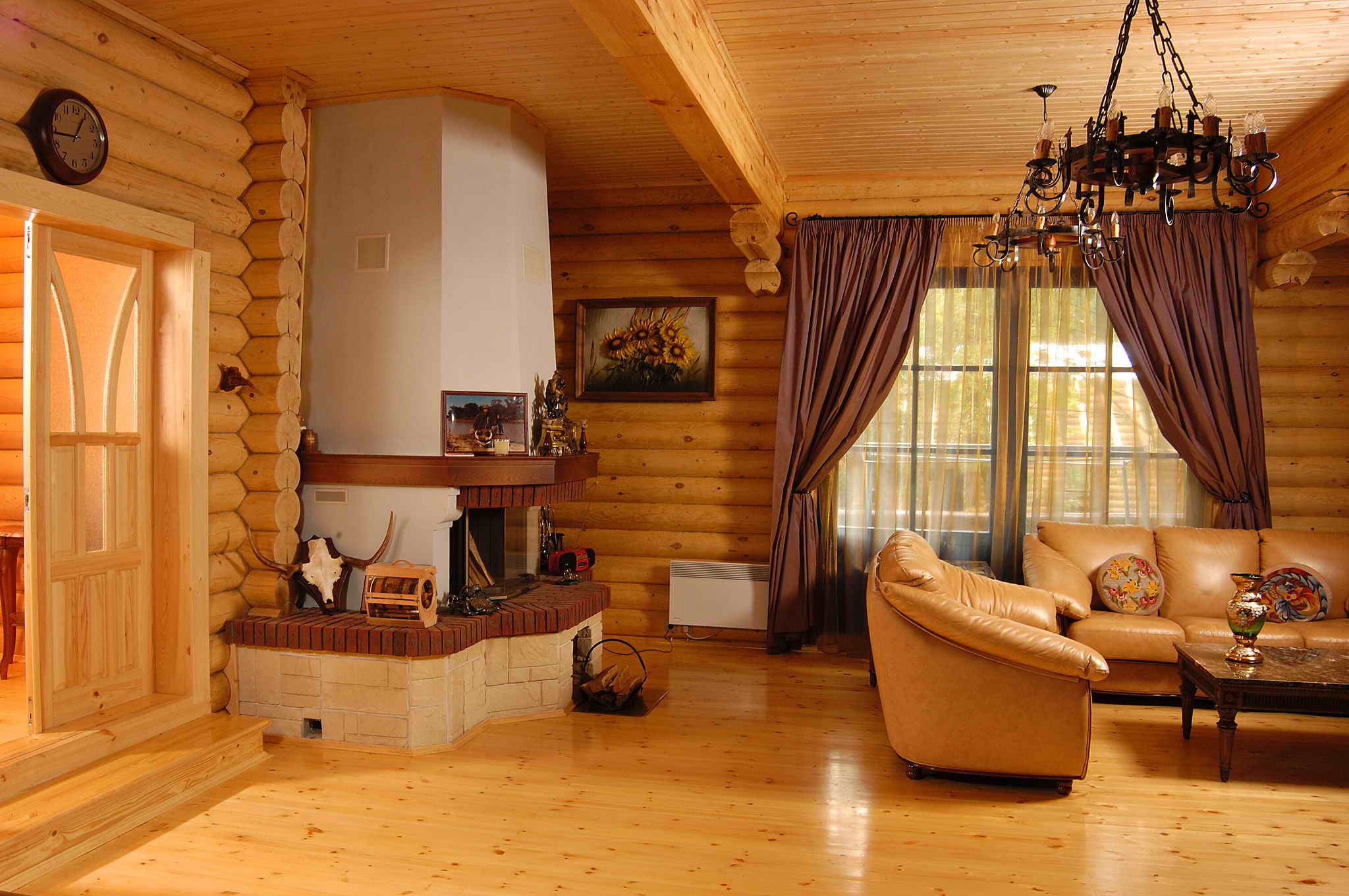 деревянный дом с большим камином