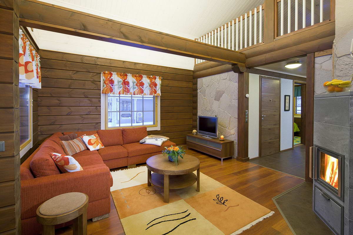 деревянный дом с большим красным диваном
