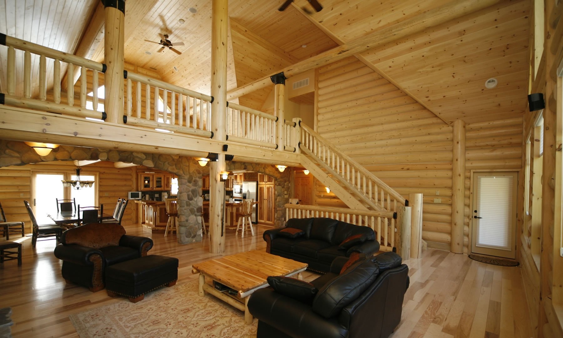 деревянный дом с черным диваном