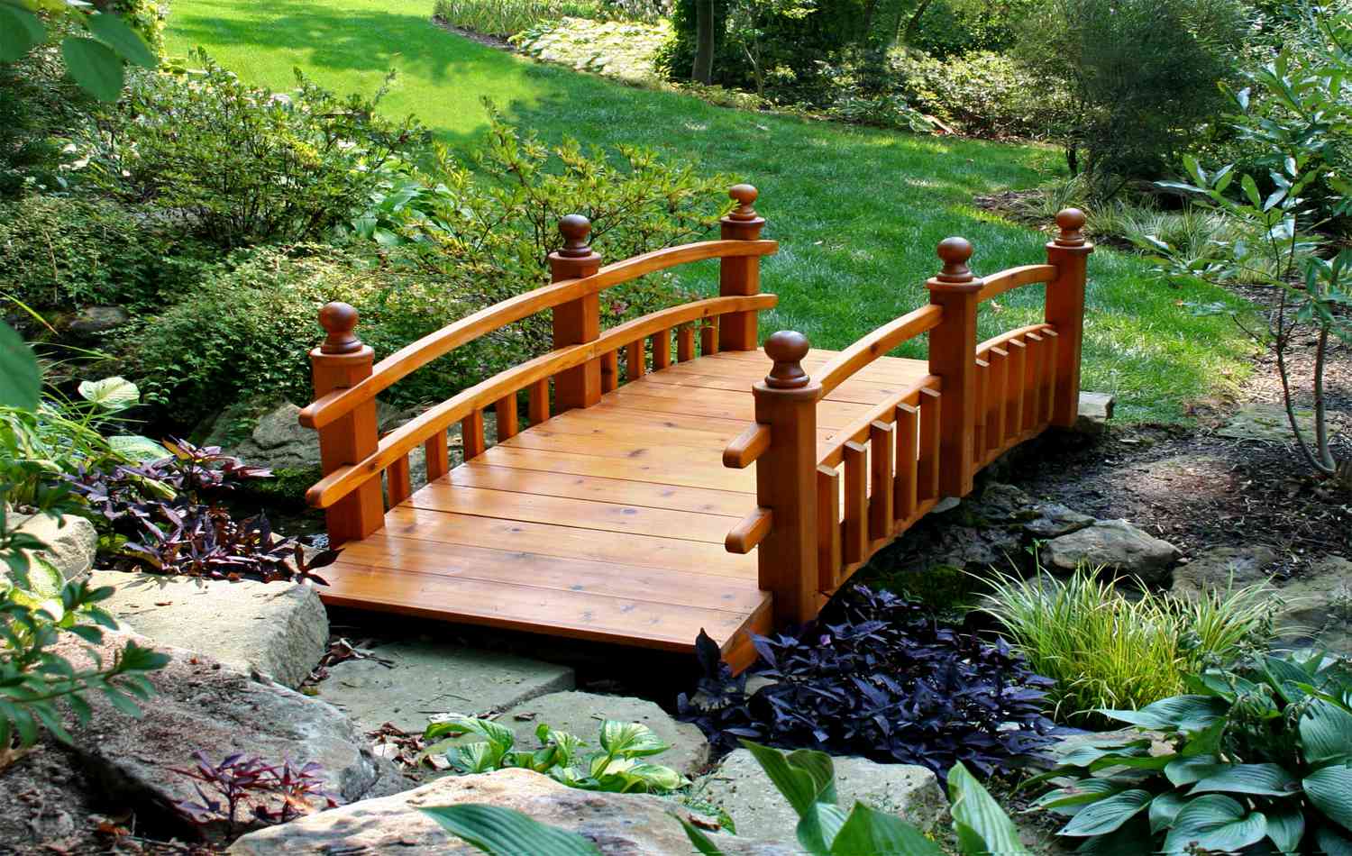 Как сделать деревянный садовый мостик своими руками