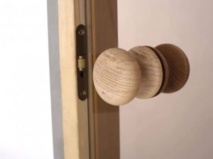На что обратить внимание при выборе дверной фурнитуры?