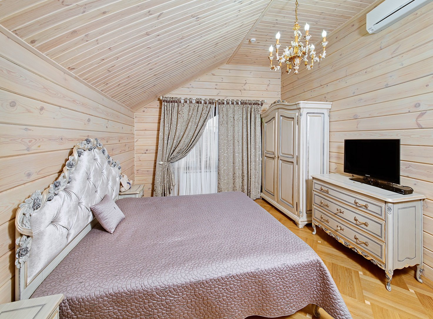 деревянная спальня светлых тонов