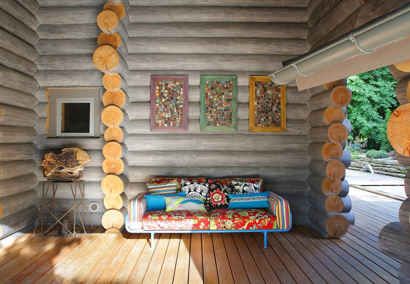 деревянный дом из бревна с террасой