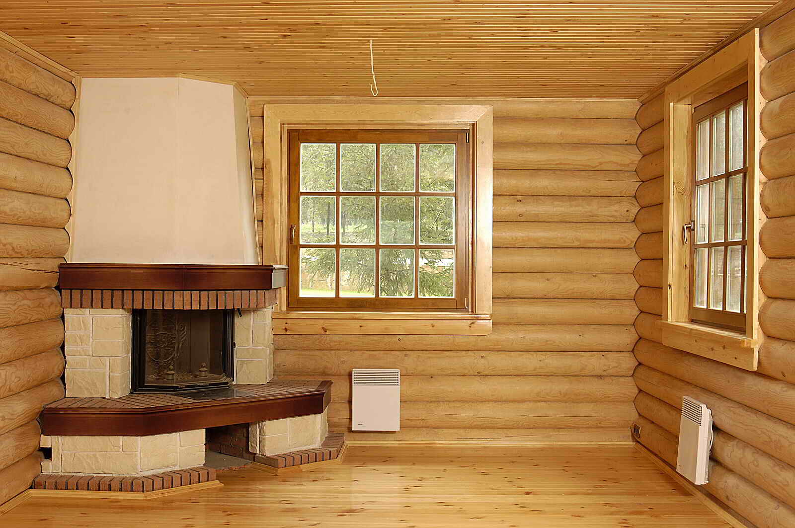 деревянный дом с угловым камином