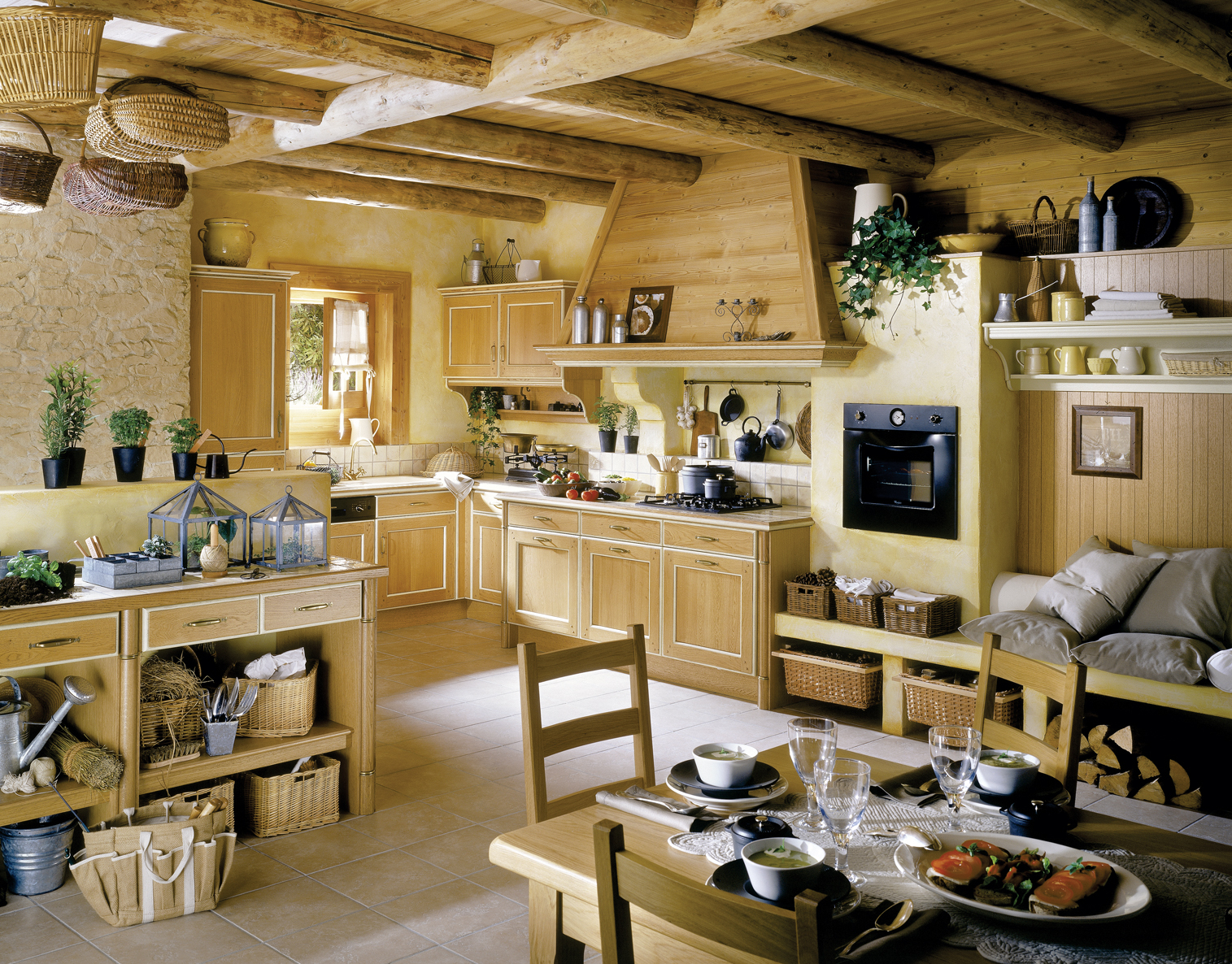 интерьер кухни-гостиной в деревянном доме