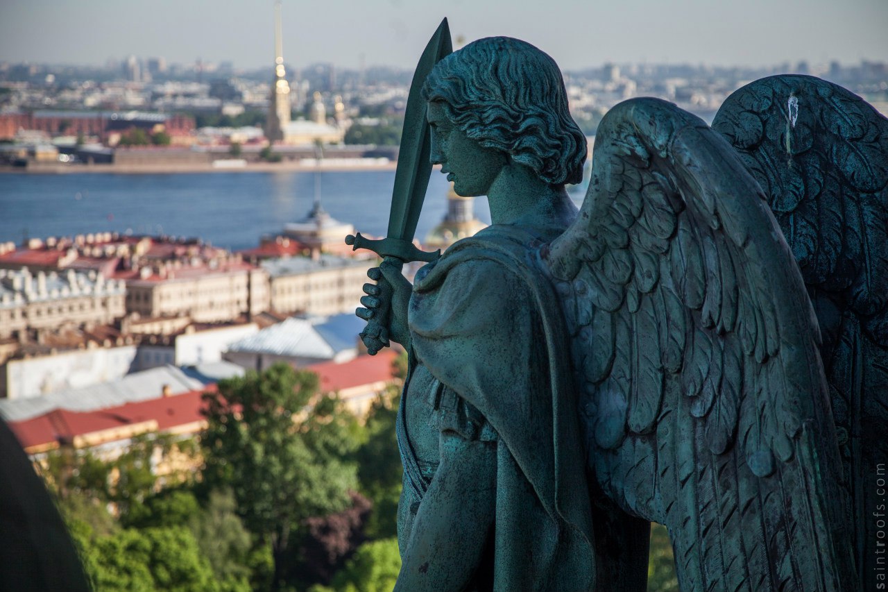 Ангелы Исаакиевского собора Петербурга